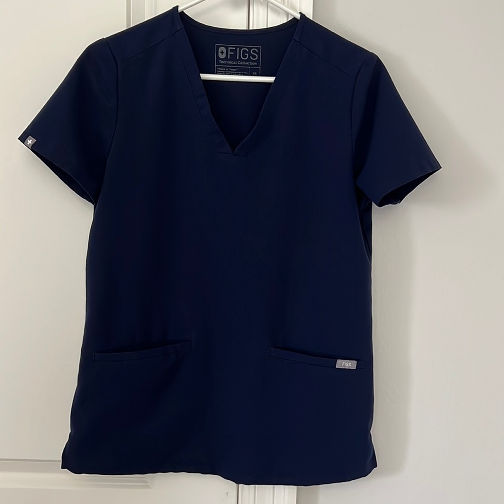 Casma three picked scrub top